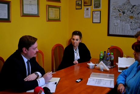 Społeczność szkoły w Kutnie-Azorach spotkała się z kutnowskim starostą w sprawie problematycznej drogi do ZS nr 4